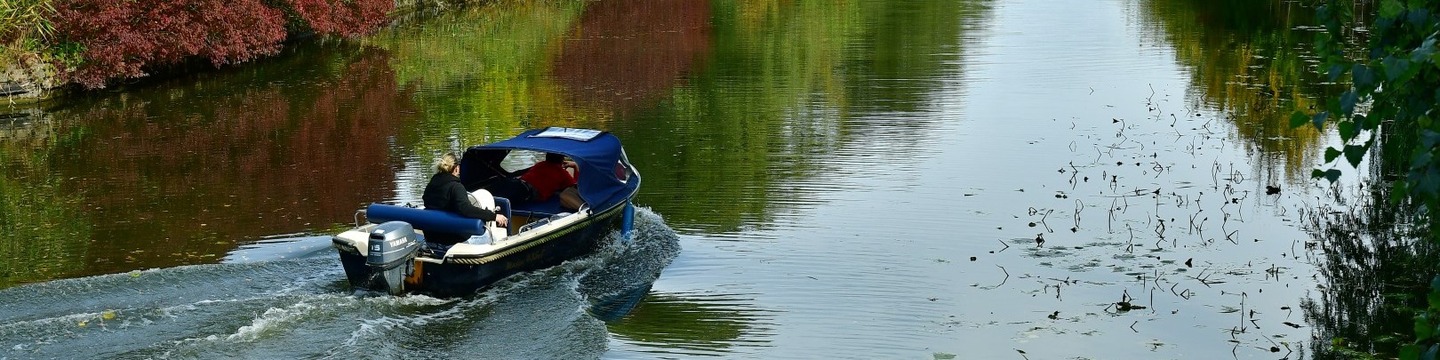 Bootje vaart in de sloot